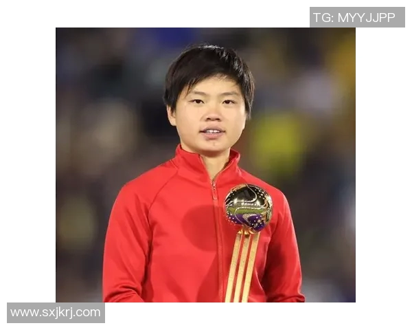 个性发型与足球梦想交织的女孩们展现青春活力与无限可能